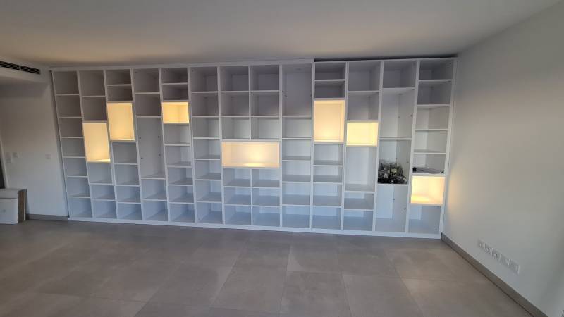 Réalisation d'une bibliothèque sur mesure finition verre laqué blanc brillant à Aix en Provence