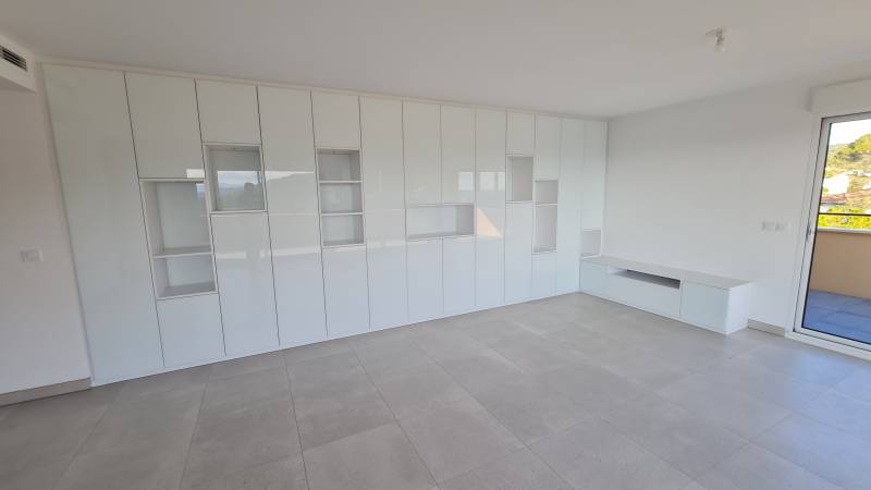 Réalisation d'une bibliothèque sur mesure finition verre laqué blanc brillant à Aix en Provence