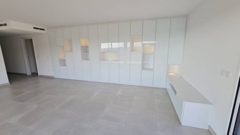 Réalisation d'une bibliothèque sur mesure finition verre laqué blanc brillant à Aix en Provence