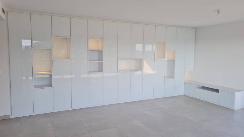 Réalisation d'une bibliothèque sur mesure finition verre laqué blanc brillant à Aix en Provence