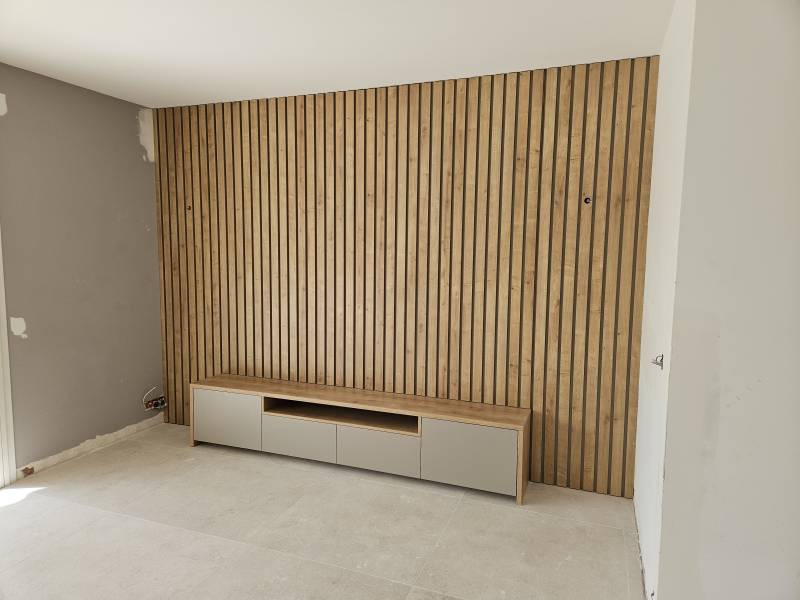 Réalisation d'un meuble TV contemporain avec bardage en bois à Saint Cyr sur Mer