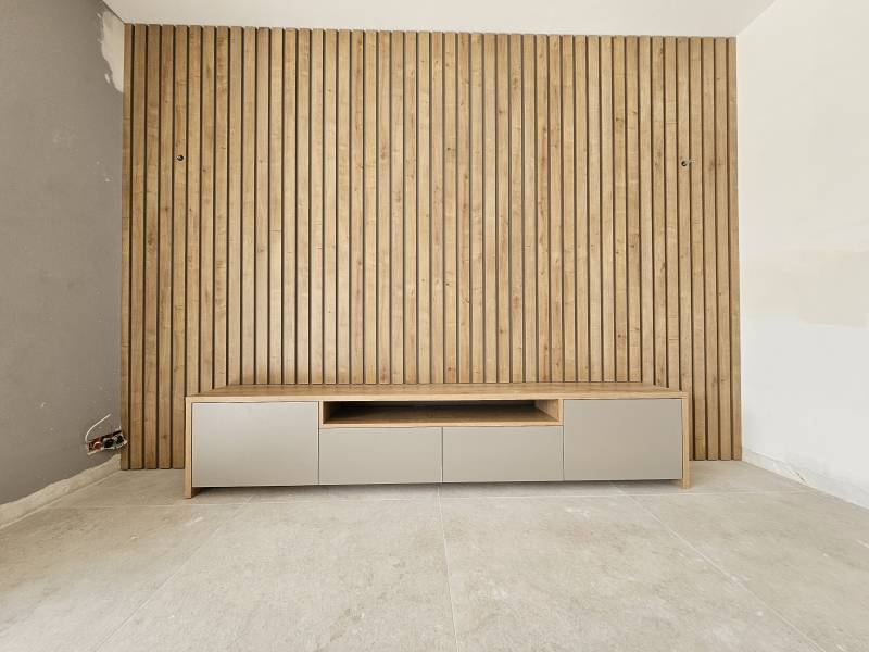 Réalisation d'un meuble TV contemporain avec bardage en bois à Saint Cyr sur Mer