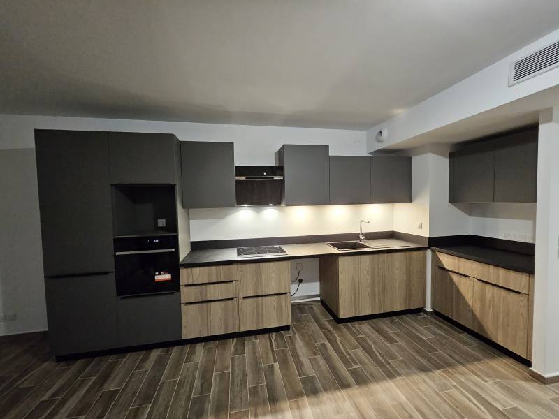 Conception d'une cuisine sur mesure en décor gris anthracite et placage bois sur la commune de Ventabren