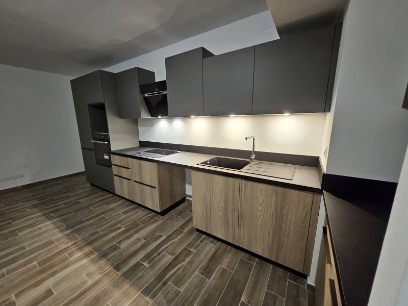 Conception d'une cuisine sur mesure en décor gris anthracite et placage bois sur la commune de Ventabren