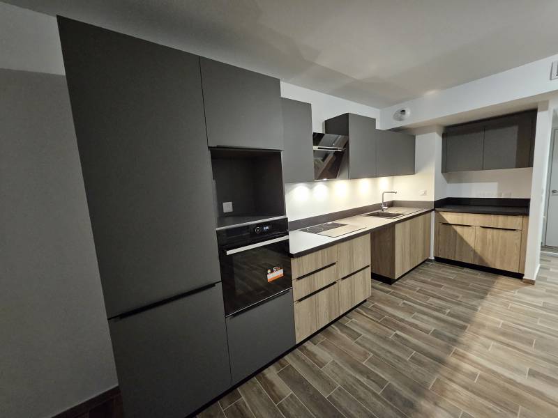 Conception d'une cuisine sur mesure en décor gris anthracite et placage bois sur la commune de Ventabren