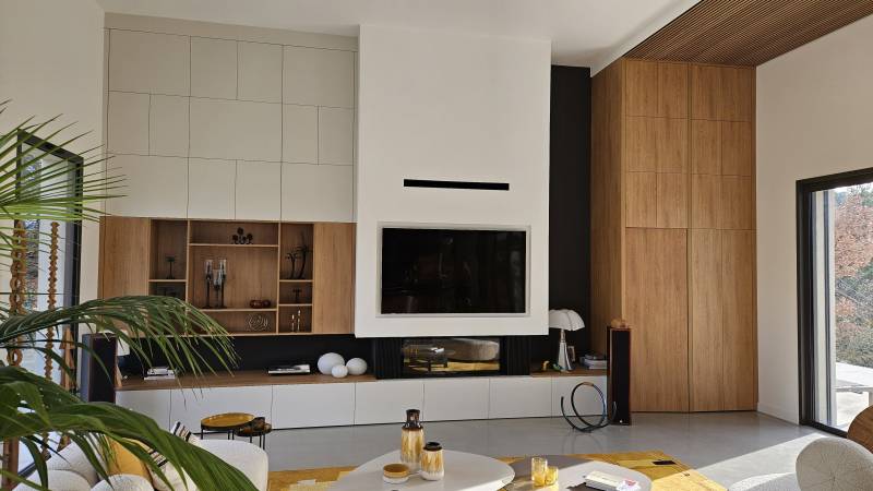 Réalisation d'un aménagement complet d'un salon avec meuble TV et placard toute hauteur à Meyreuil
