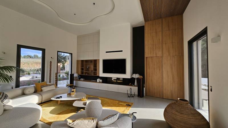 Réalisation d'un aménagement complet d'un salon avec meuble TV et placard toute hauteur à Meyreuil