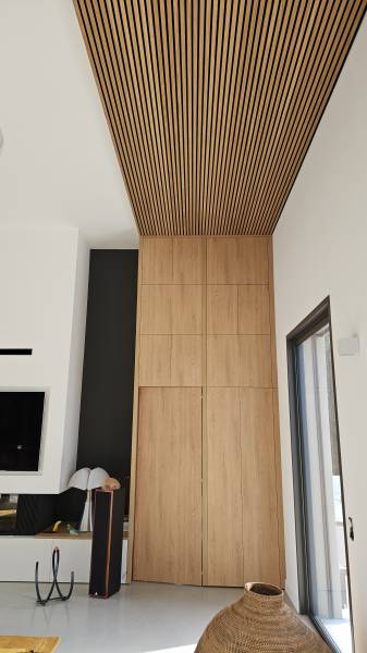 Réalisation d'un aménagement complet d'un salon avec meuble TV et placard toute hauteur à Meyreuil