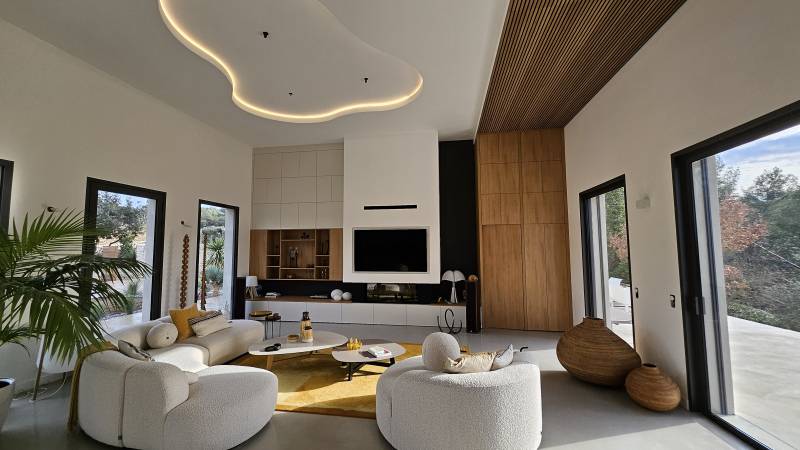 Réalisation d'un aménagement complet d'un salon avec meuble TV et placard toute hauteur à Meyreuil