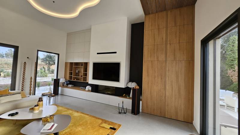 Réalisation d'un aménagement complet d'un salon avec meuble TV et placard toute hauteur à Meyreuil