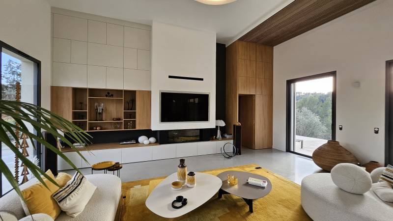 Réalisation d'un aménagement complet d'un salon avec meuble TV et placard toute hauteur à Meyreuil