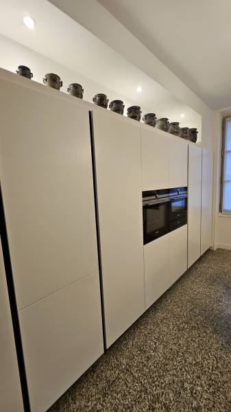 Réalisation d'une cuisine sur mesure en laqué blanc mat et gorges noires aluminium à Fuveau