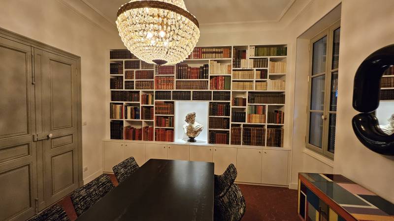 Création d'un meuble bibliothèque en décor blanc mat à Aix en Provence