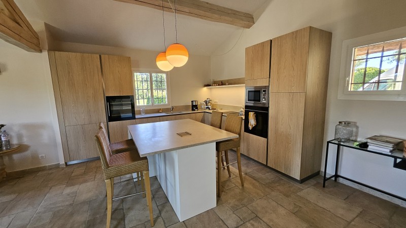 Réalisation d'une cuisine sur mesure en décor chêne et blanc mat avec plan de travail en céramique à Pont Royal