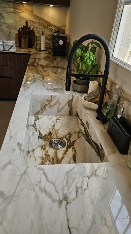 Création d'une cuisine sur mesure en décor noyer avec plan de travail et cuve en céramique à Puyricard