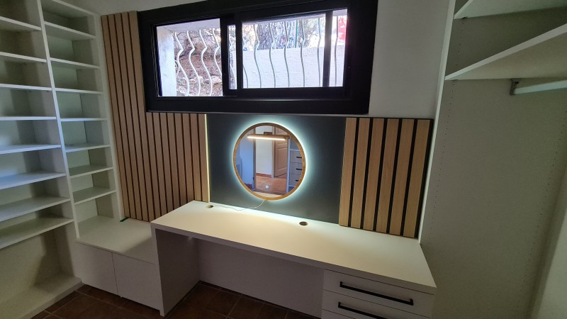 Conception et pose d'un dressing haut de gamme avec éclairage LED et bardage bois à Aubagne