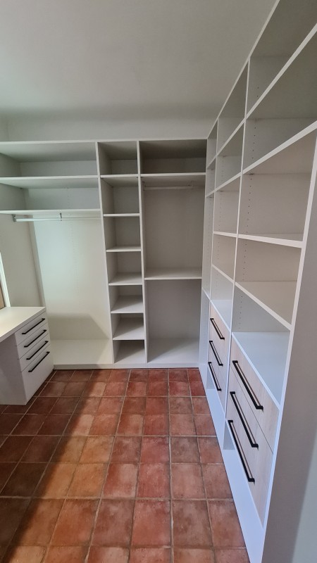 Conception et pose d'un dressing haut de gamme avec éclairage LED et bardage bois à Aubagne