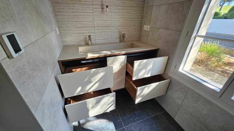 Création d'un meuble de salle de bain sur mesure en décor blanc avec cuve en céramique réalisé à Lambesc
