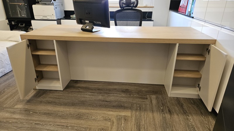 Bureau sur mesure en décor chêne naturel 50 mm d'épaisseur et décor cachemire