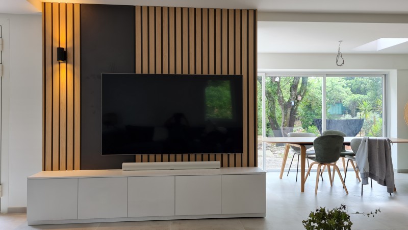 Création d'un meuble TV en mélamine et blanc et bardage bois sur mesure à Puyloubier