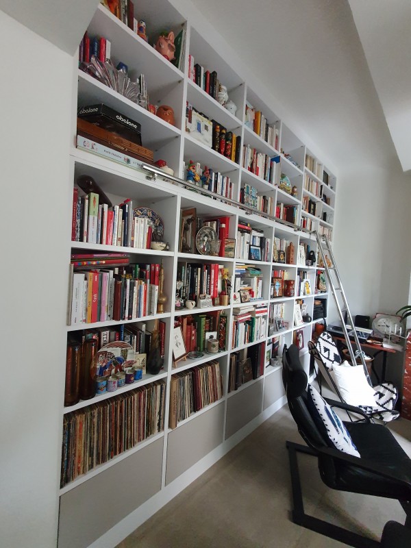 Bibliothèque sur mesure en décor blanc Alpin avec échelle inox sur la commune d'Aix en Provence