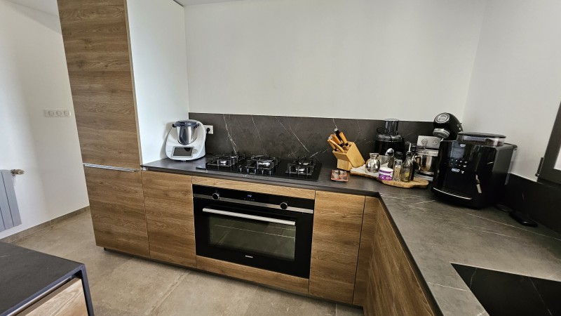 Réalisation d'une cuisine sur mesure en bois Cortina et céramique 