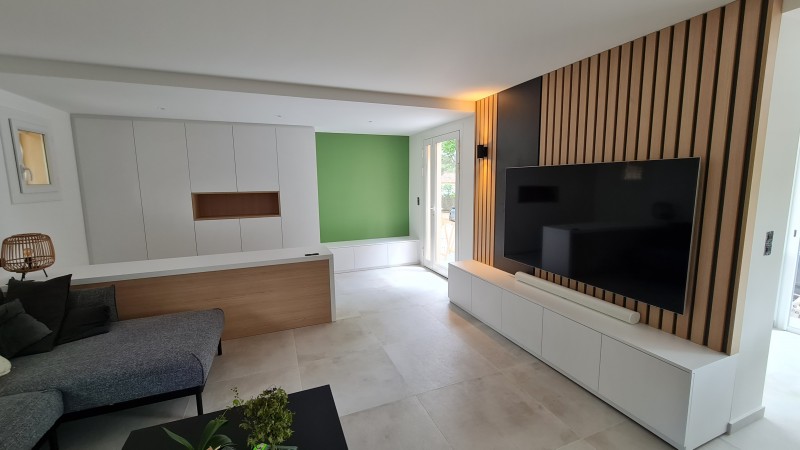 Création d'un meuble TV en mélamine et blanc et bardage bois sur mesure à Puyloubier