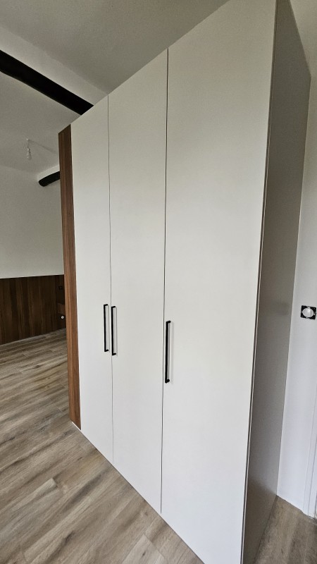 Dressing sur mesure gris angora et noyer de Bourgogne à Puyricard