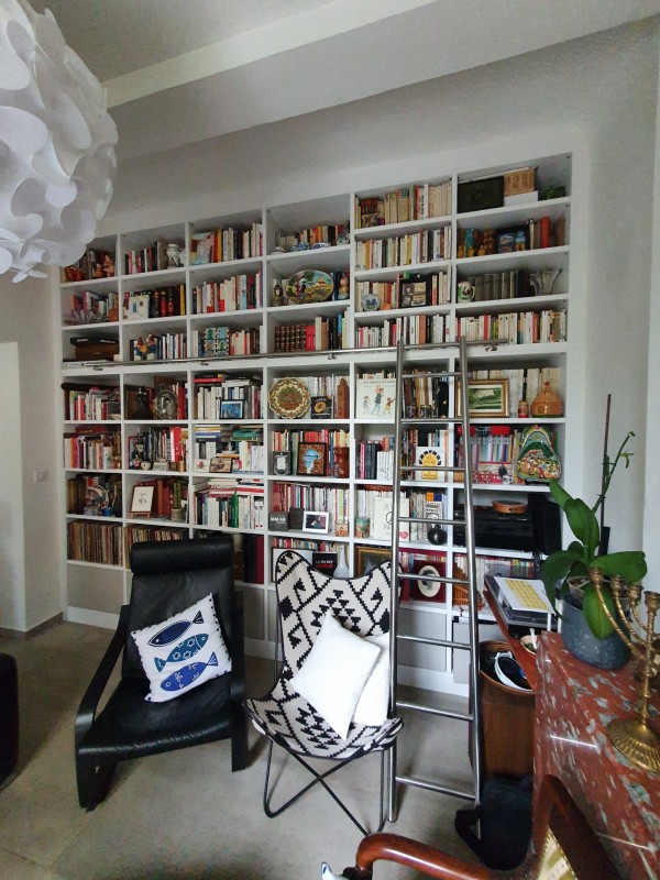 Bibliothèque sur mesure en décor blanc Alpin avec échelle inox sur la commune d'Aix en Provence