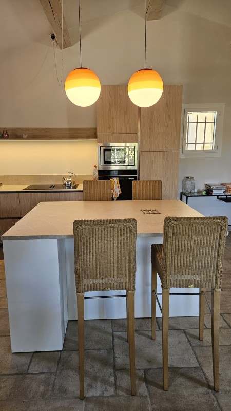 Réalisation d'une cuisine sur mesure en décor chêne et blanc mat avec plan de travail en céramique à Pont Royal