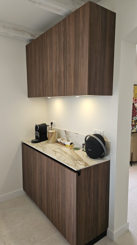 Création d'une cuisine sur mesure en décor noyer avec plan de travail et cuve en céramique à Puyricard