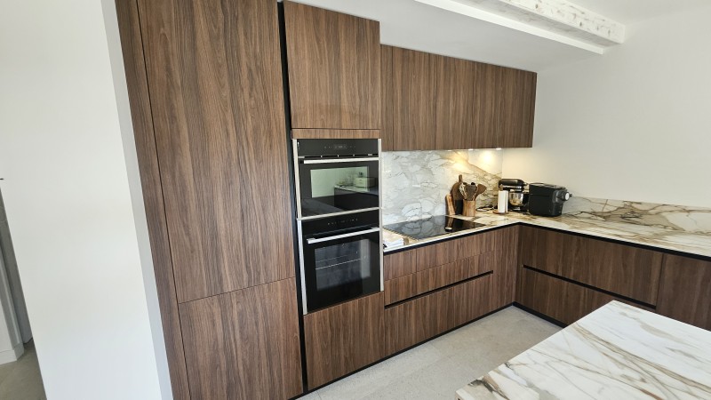 Création d'une cuisine sur mesure en décor noyer avec plan de travail et cuve en céramique à Puyricard