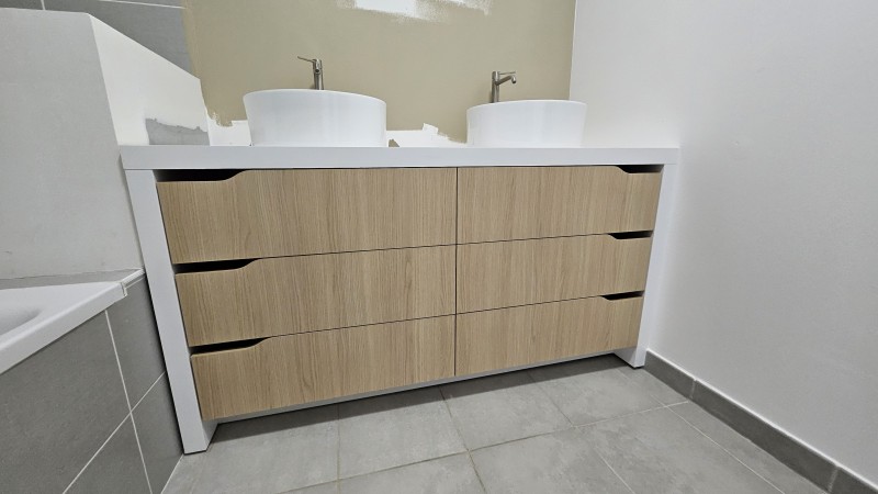 Création d'un meuble de salle de bain en décor blanc alpin et chêne de Kendal à Aix En Provence