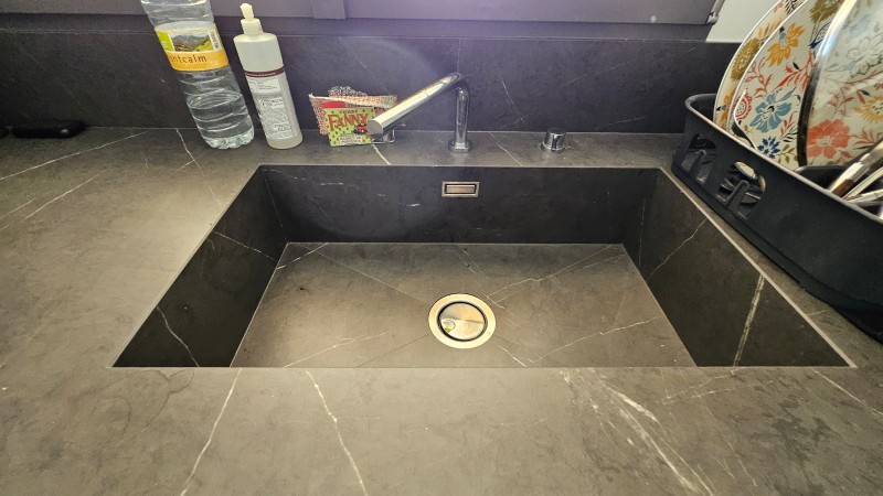 Réalisation d'une cuisine sur mesure en bois Cortina et céramique 