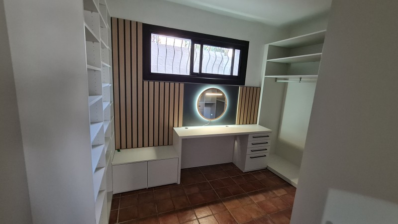 Conception et pose d'un dressing haut de gamme avec éclairage LED et bardage bois à Aubagne