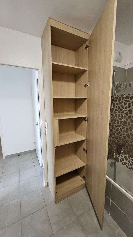 Création d'un meuble de salle de bain en décor blanc alpin et chêne de Kendal à Aix En Provence