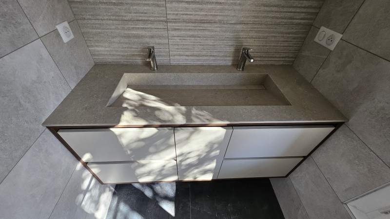 Création d'un meuble de salle de bain sur mesure en décor blanc avec cuve en céramique réalisé à Lambesc