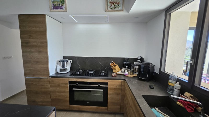 Réalisation d'une cuisine sur mesure en bois Cortina et céramique 