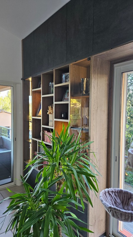 Réalisation d'un meuble bibliothèque/TV en décor chêne halifax et gris Ferro à Aix en Provence