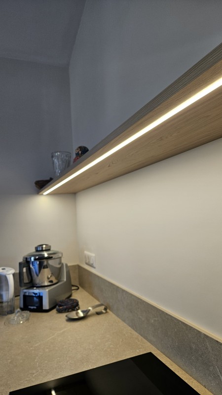 Réalisation d'une cuisine sur mesure en décor chêne et blanc mat avec plan de travail en céramique à Pont Royal