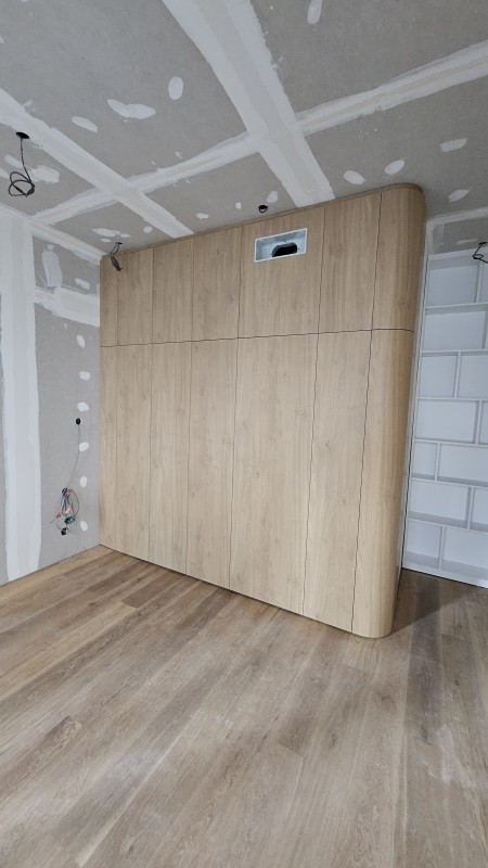 Réalisation d'un dressing avec bord galbé et passage dissimulé pour accéder à la salle de bain sur la région aixoise
