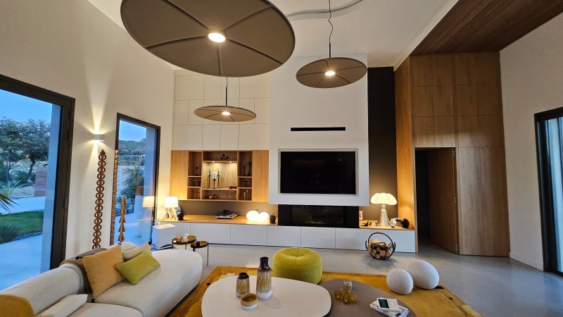 Réalisation d'un aménagement complet d'un salon avec meuble TV et placard toute hauteur à Meyreuil