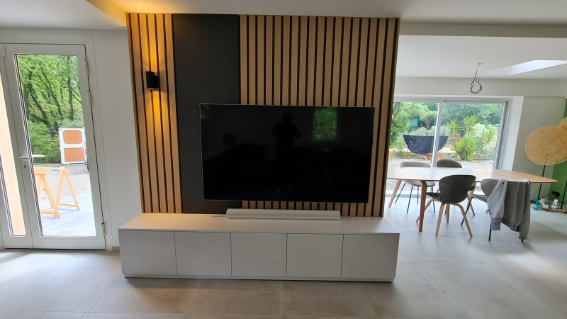 Création d'un meuble TV en mélamine et blanc et bardage bois sur mesure à Puyloubier