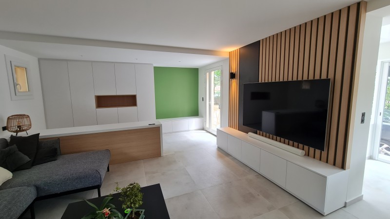 Création d'un meuble TV en mélamine et blanc et bardage bois sur mesure à Puyloubier