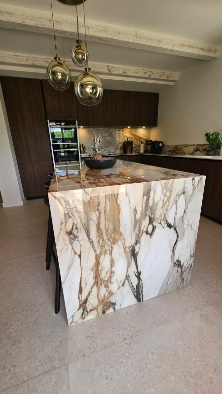 Création d'une cuisine sur mesure en décor noyer avec plan de travail et cuve en céramique à Puyricard