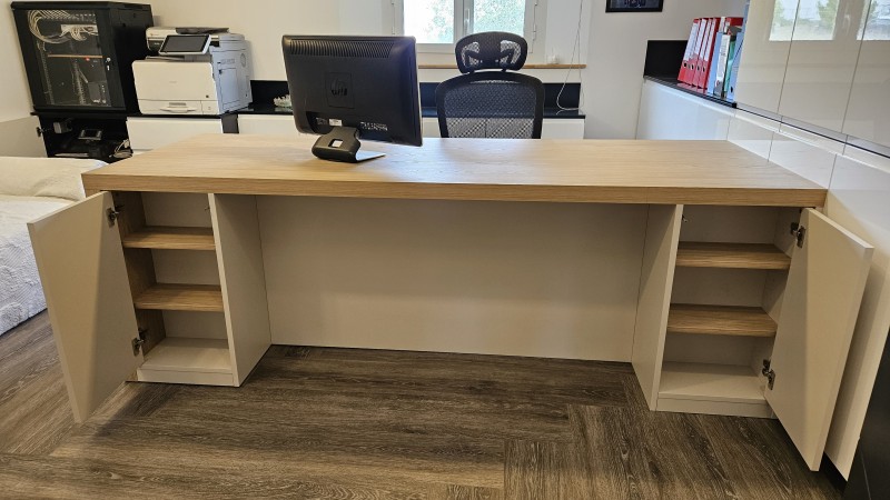Bureau sur mesure en décor chêne naturel 50 mm d'épaisseur et décor cachemire