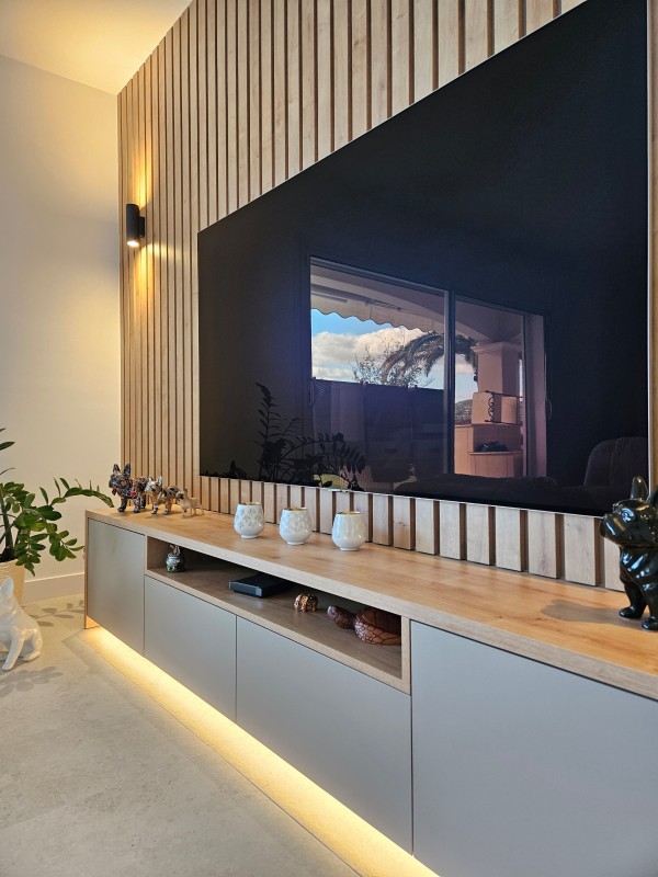 Réalisation d'un meuble TV contemporain avec bardage en bois à Saint Cyr sur Mer