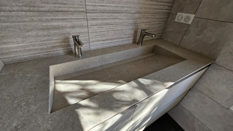 Création d'un meuble de salle de bain sur mesure en décor blanc avec cuve en céramique réalisé à Lambesc