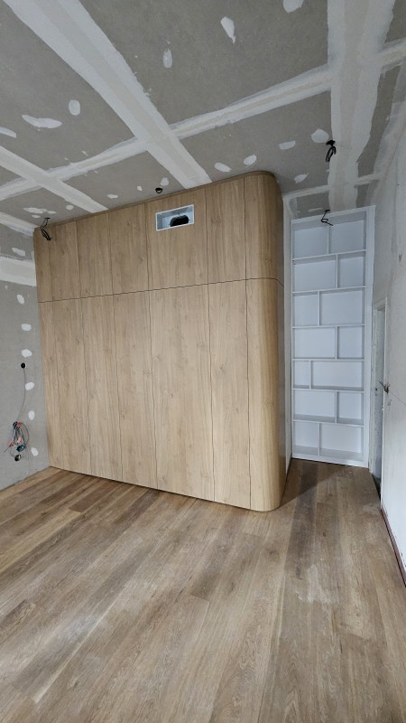 Réalisation d'un dressing avec bord galbé et passage dissimulé pour accéder à la salle de bain sur la région aixoise