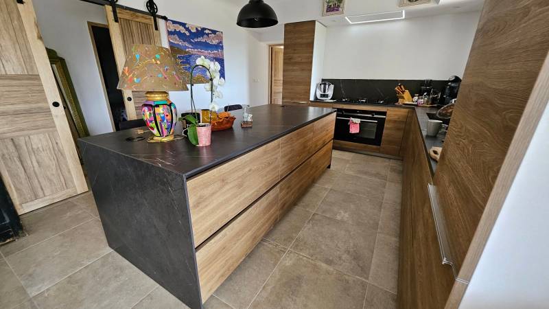 Réalisation d'une cuisine sur mesure en bois Cortina et céramique 